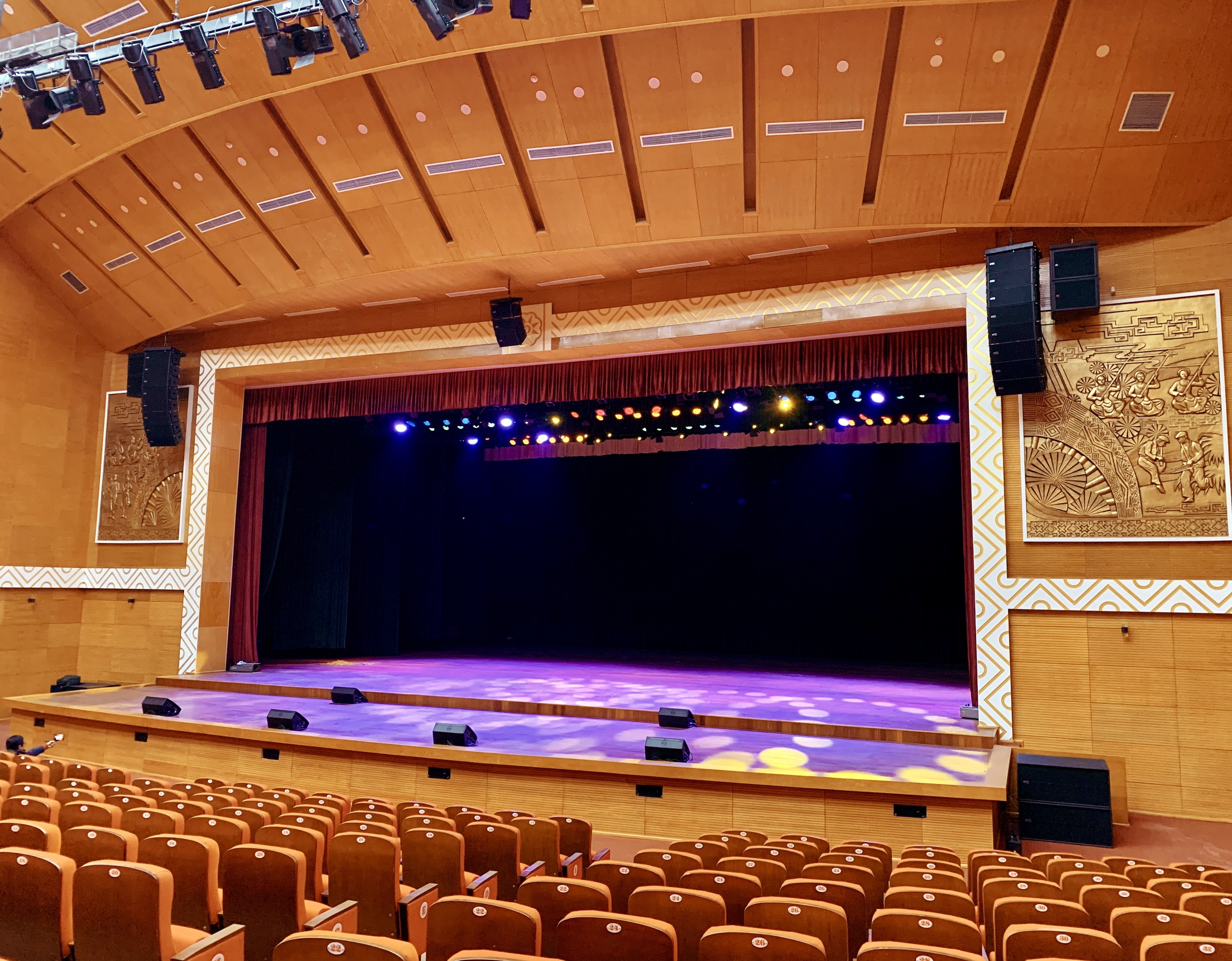 Hệ thống âm thanh RCF và ánh sáng DTS tại Nhà hát Ca múa nhạc dân gian Việt Bắc